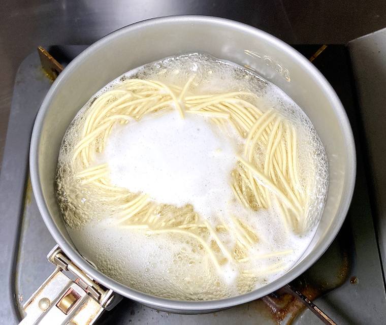 麺を茹でる
