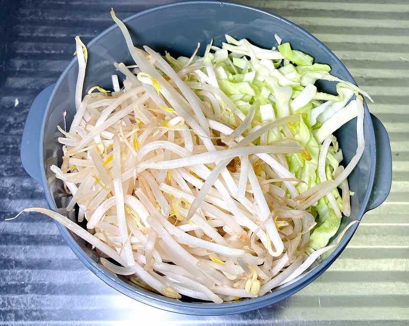 耐熱ボウルにキャベツともやし
