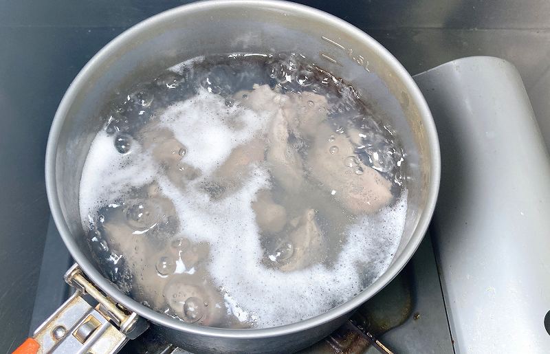 砂肝を茹でる