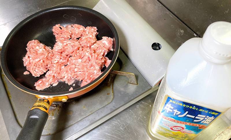 豚肉を炒める