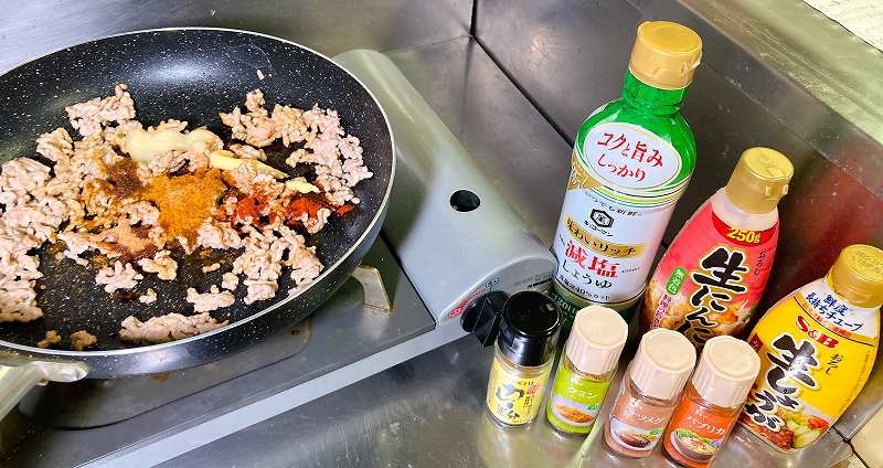 ひき肉に調味料