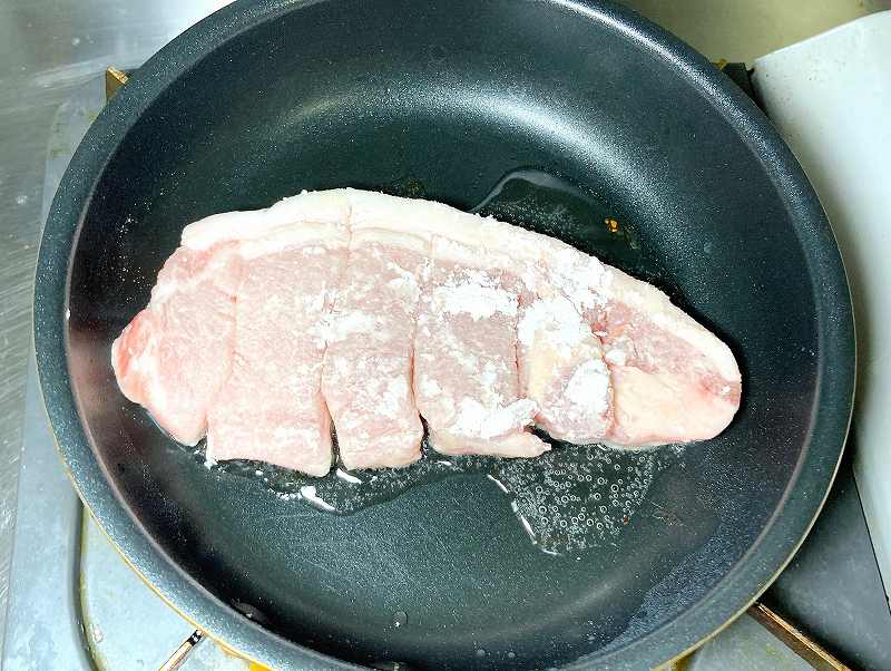 豚肉を炒める