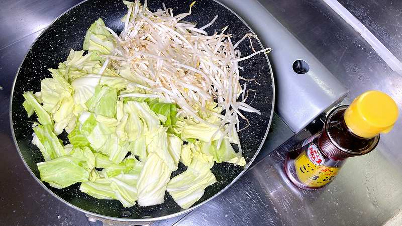 キャベツともちゃしを炒める