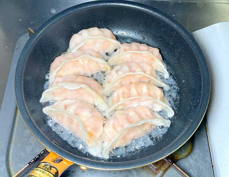 餃子を作る