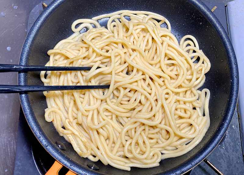 麺を炒める