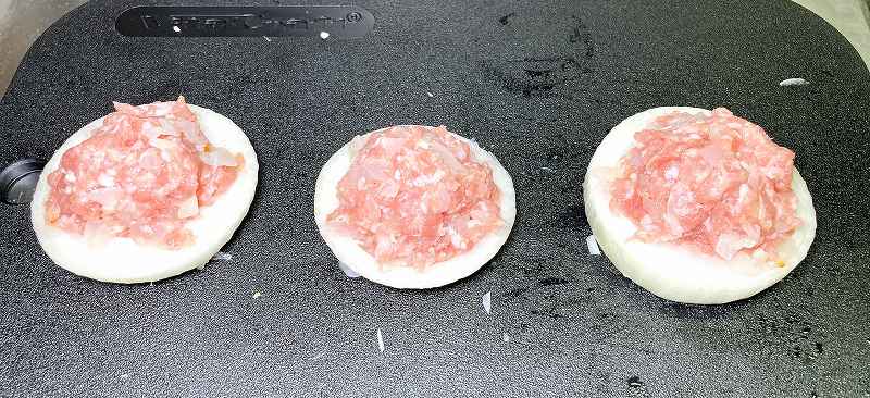挽き肉を詰める