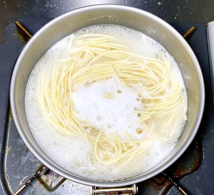 麺を茹でる