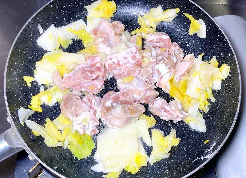 具材を炒める