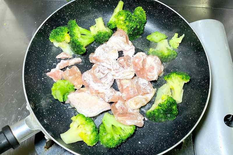具材を炒める