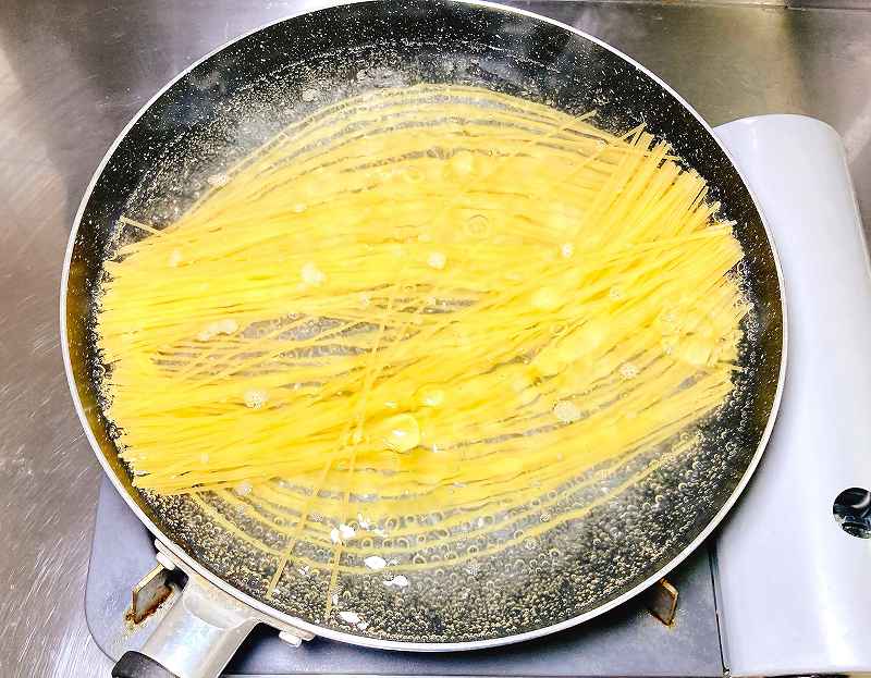 パスタを茹でる