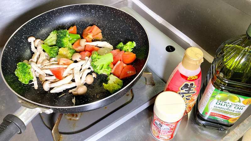 具材を炒めて味付け