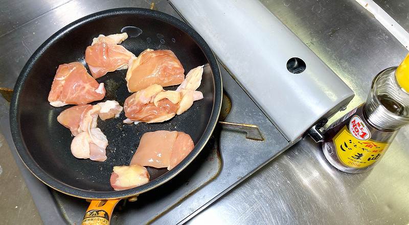 鶏ももを炒める
