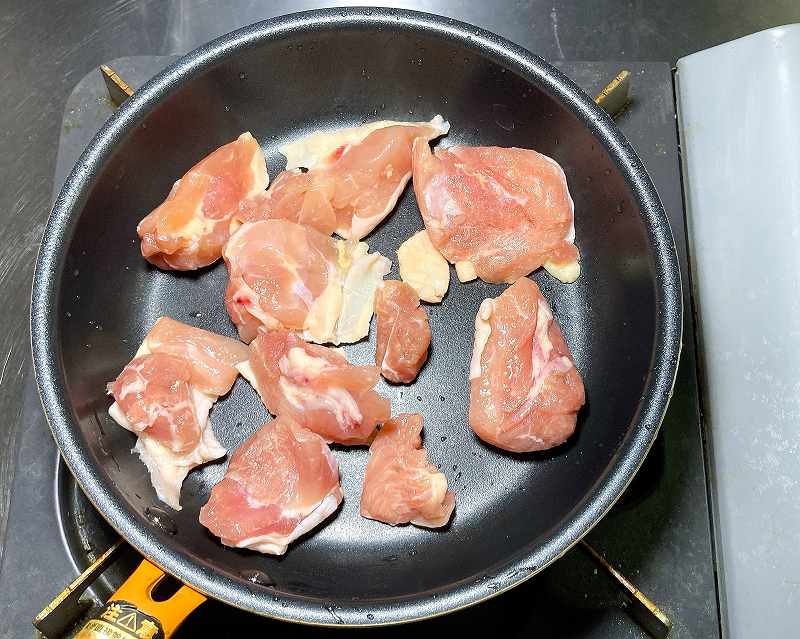 鶏もも肉を炒める