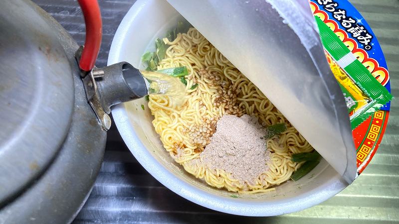 お湯を注ぐ