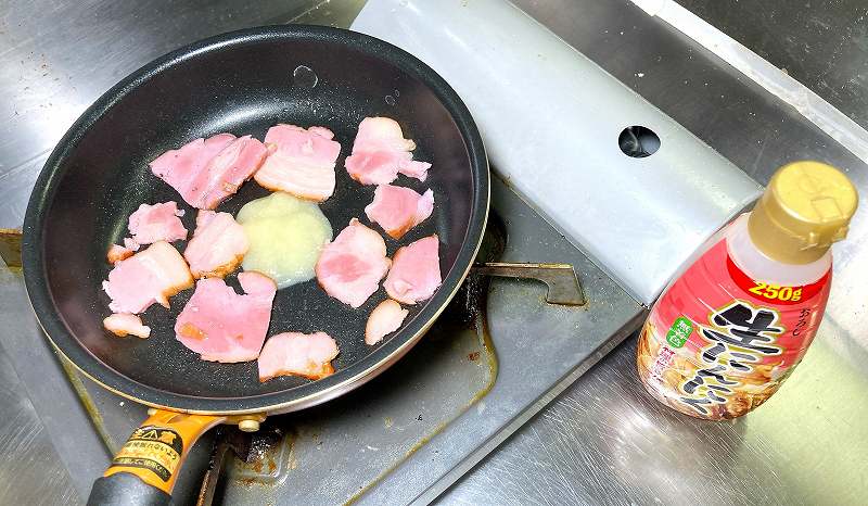 具材を炒める