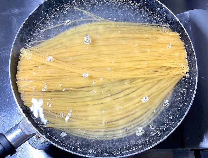 パスタを茹でる