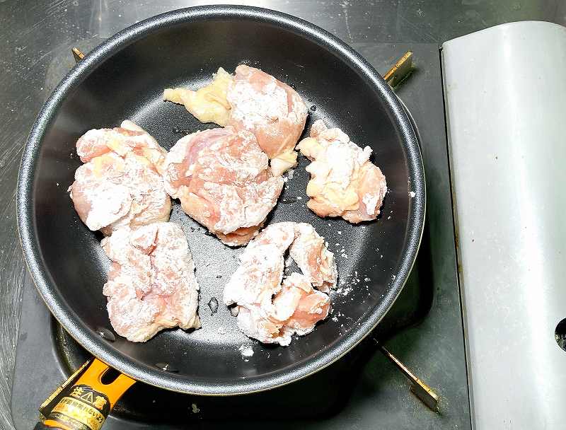 鶏もも肉炒める