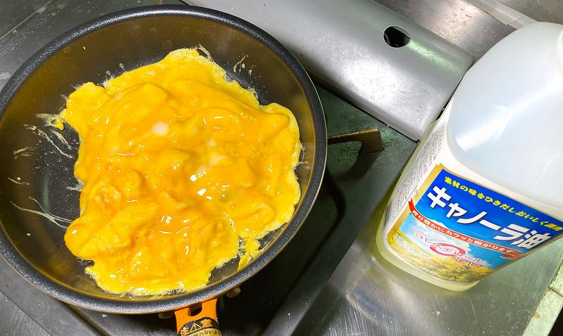 卵を炒める
