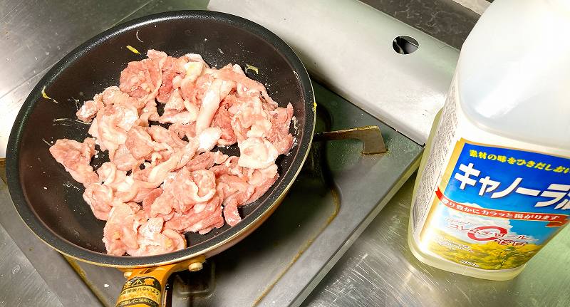 豚肉を炒める
