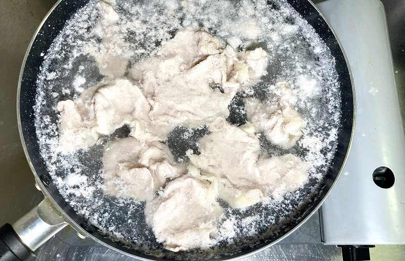 豚肉を茹でる