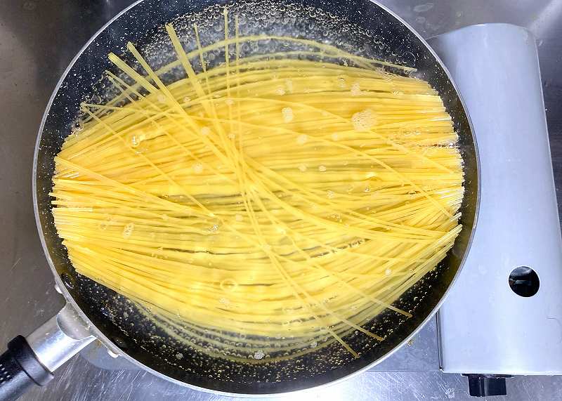 パスタを茹でる