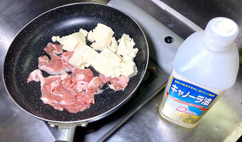具材を炒める