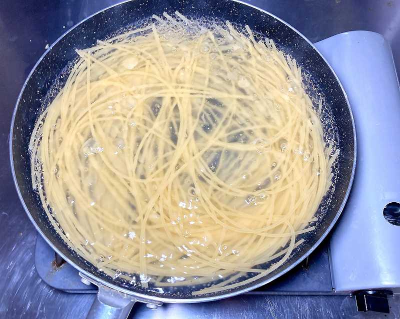 パスタを茹でる