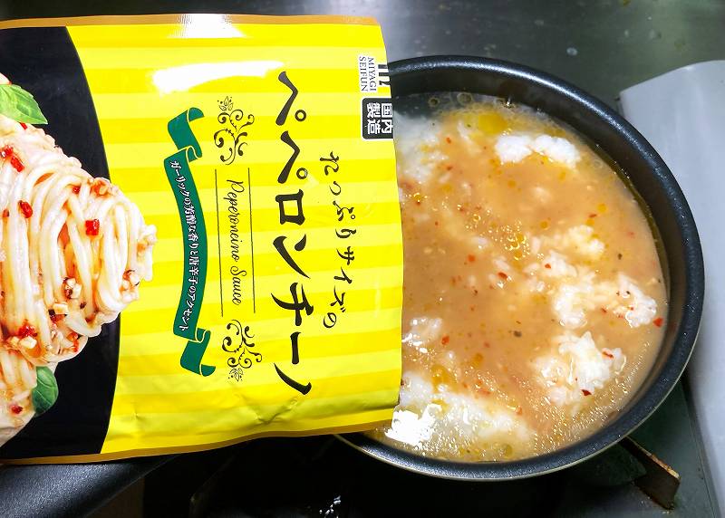 ご飯にペペロンチーノソース