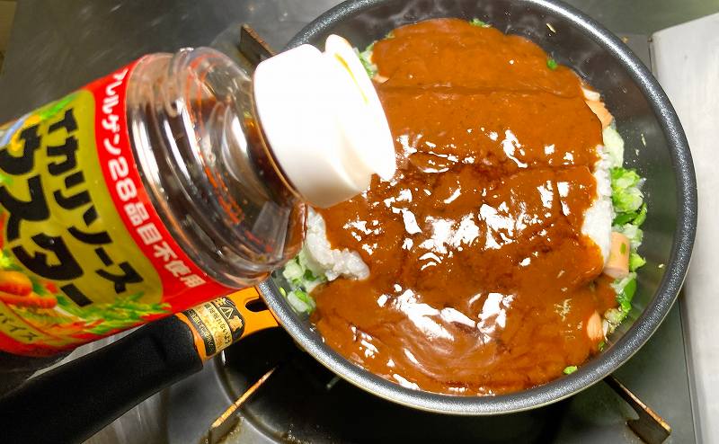 ウスターソースを掛ける