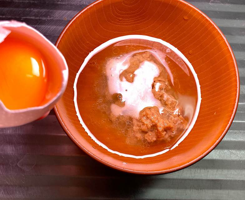 卵白を味噌汁のお椀に