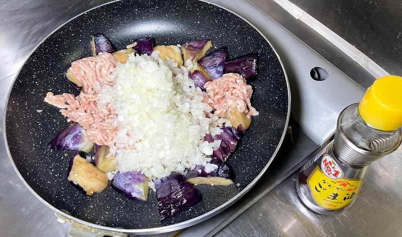 豚ひき肉と玉ねぎを炒める