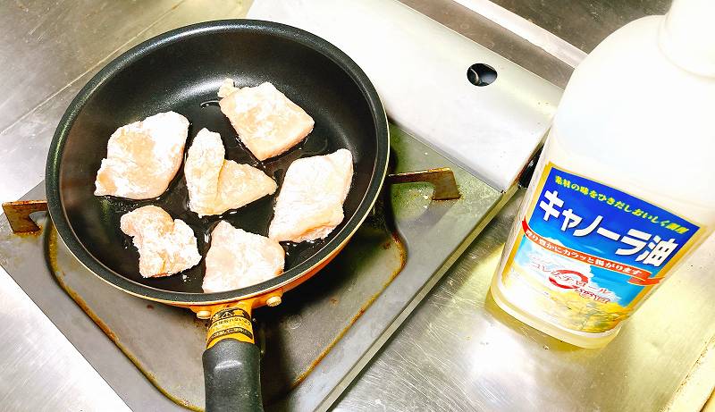 鶏むね肉を炒める