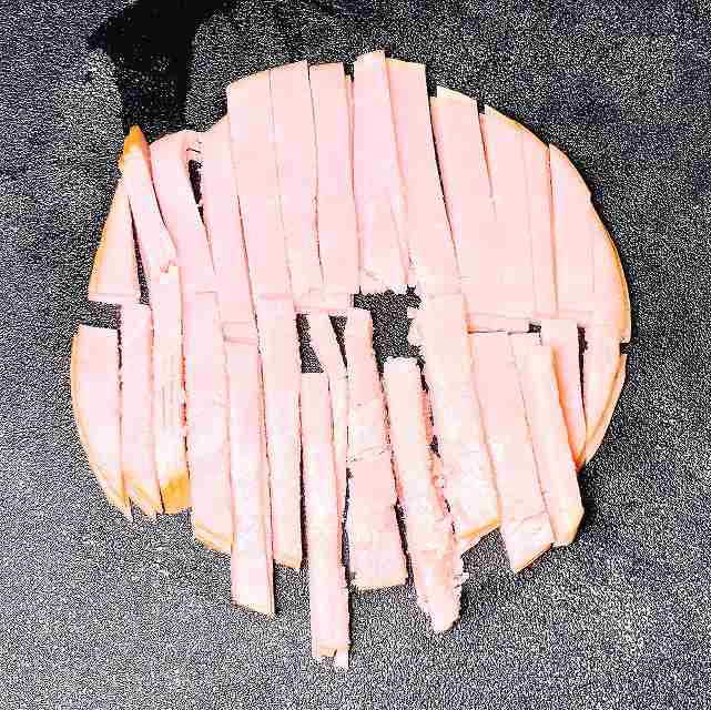ロースハムをカット