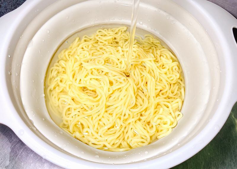 麺をしめる