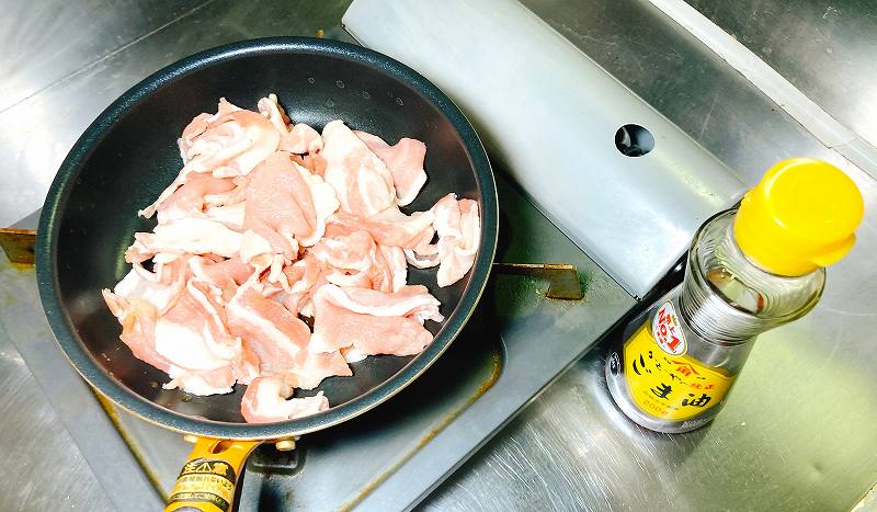 豚肉を炒める
