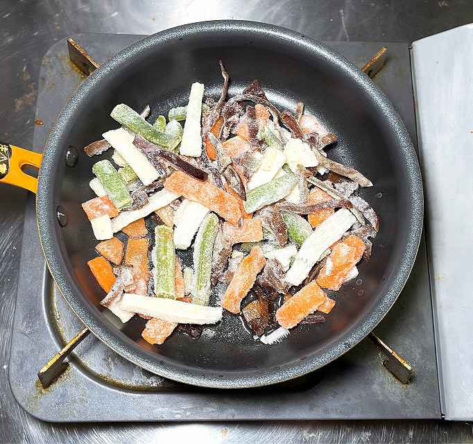 中華野菜ミックスを炒める
