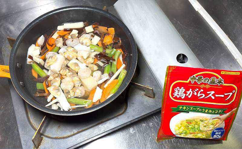 鶏ガラなどイン