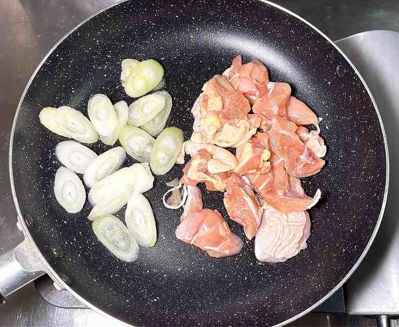 具材を炒める