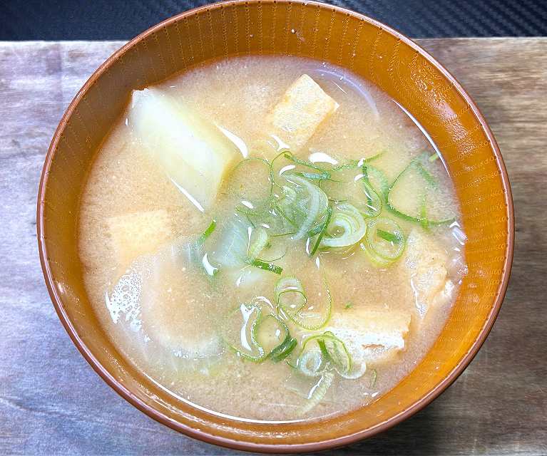 実食2、じゃがいもと玉ねぎと油揚げの味噌汁アイキャッチ