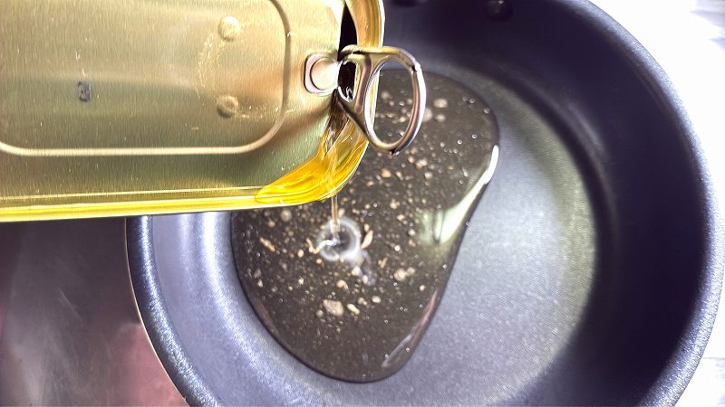 フライパンにオイルイン
