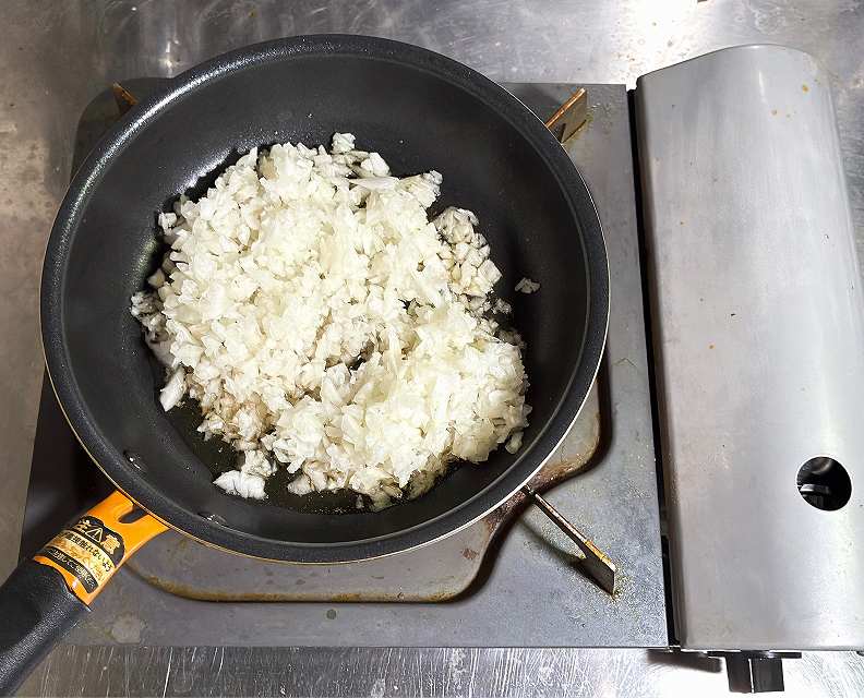 玉ねぎを炒める