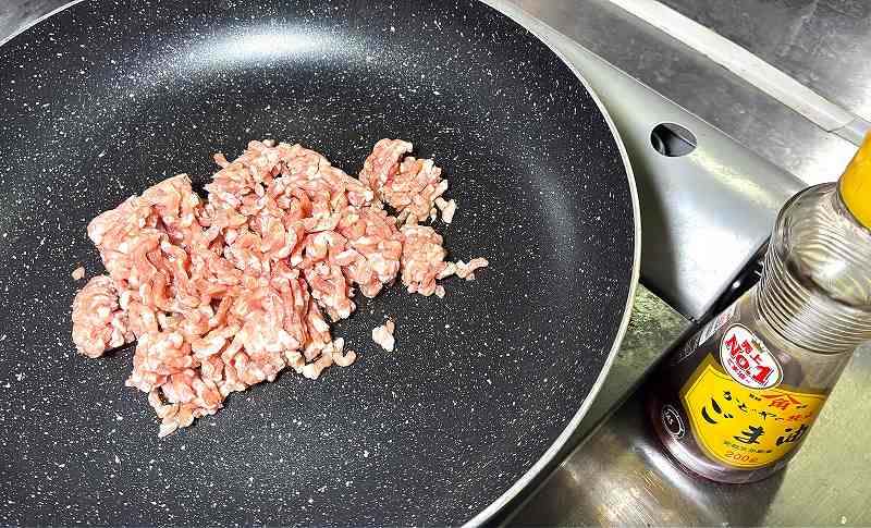 豚ひき肉を炒める
