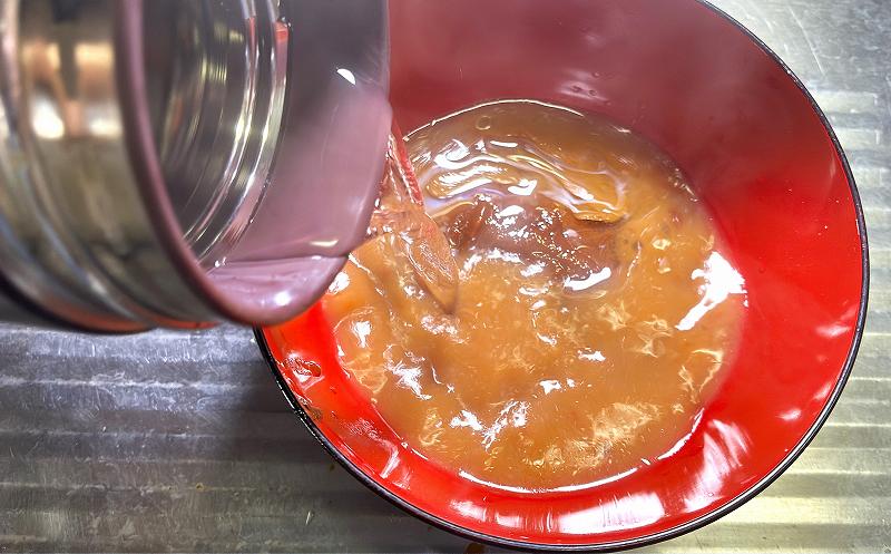 スープに熱湯を注ぐ