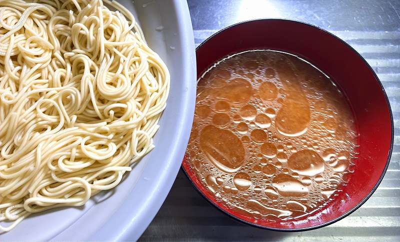麺を加える