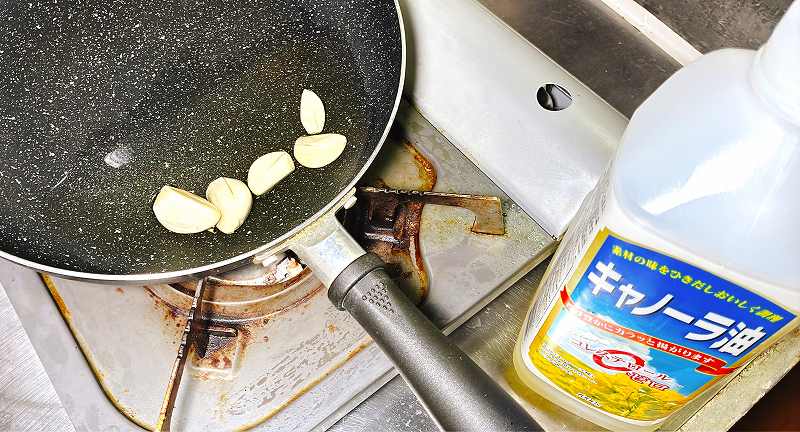 にんにくを揚げる