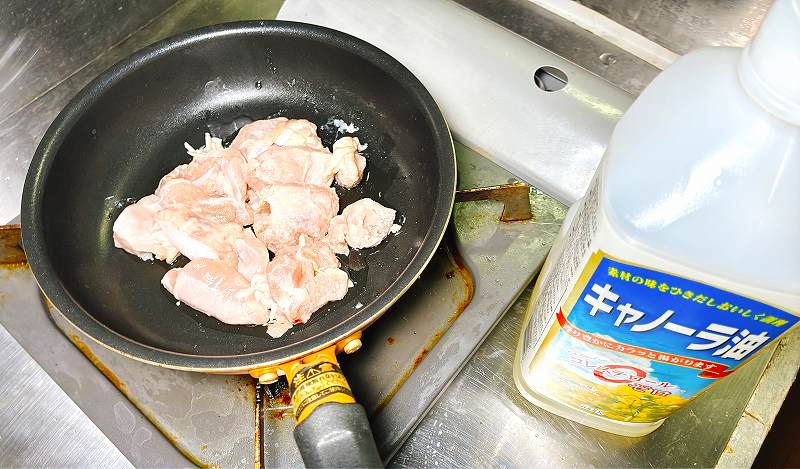 鶏肉を炒める