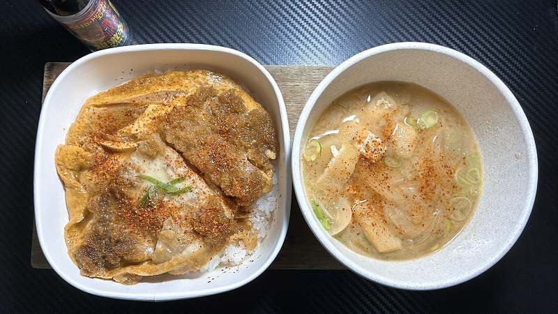 セブンイレブンのカツ丼＆味噌汁の残り