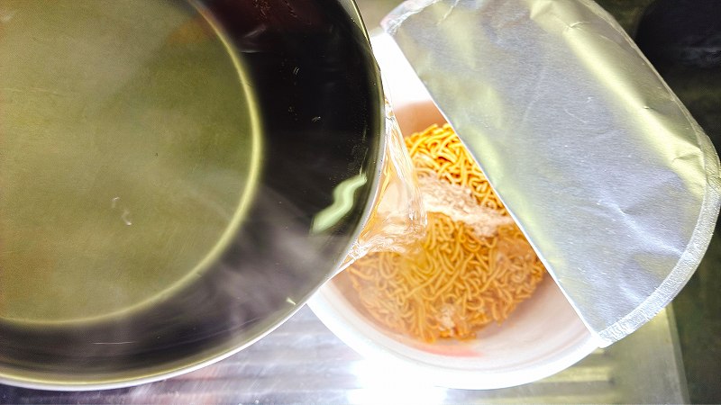 お湯を注ぐ