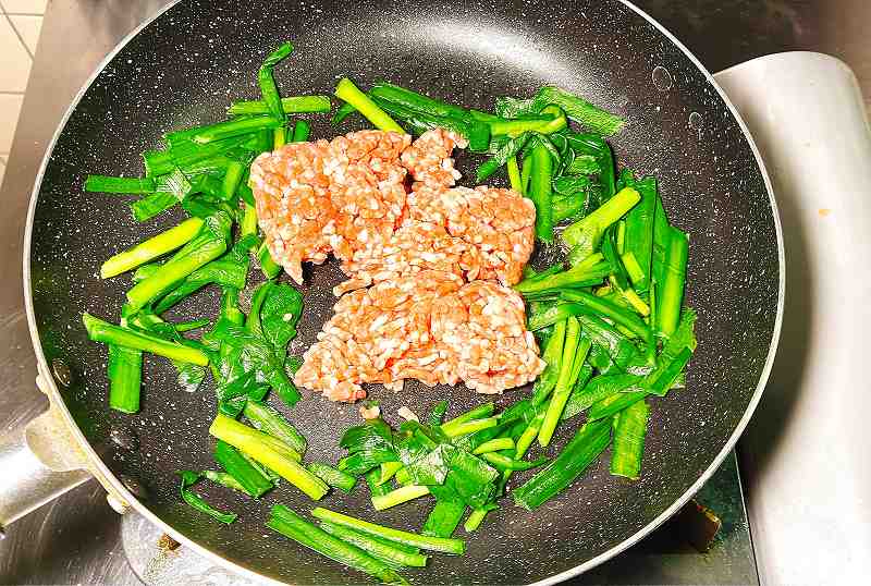豚ひき肉を炒める