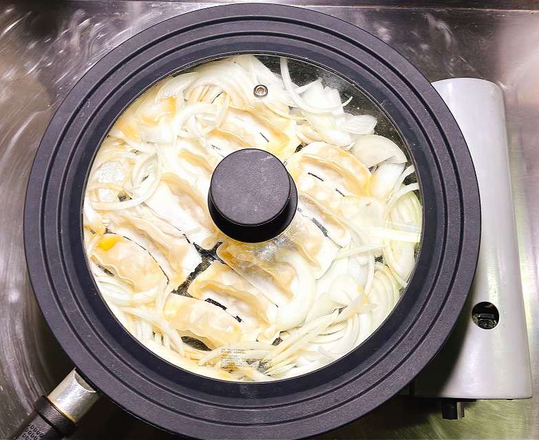 蓋をして蒸し炒め